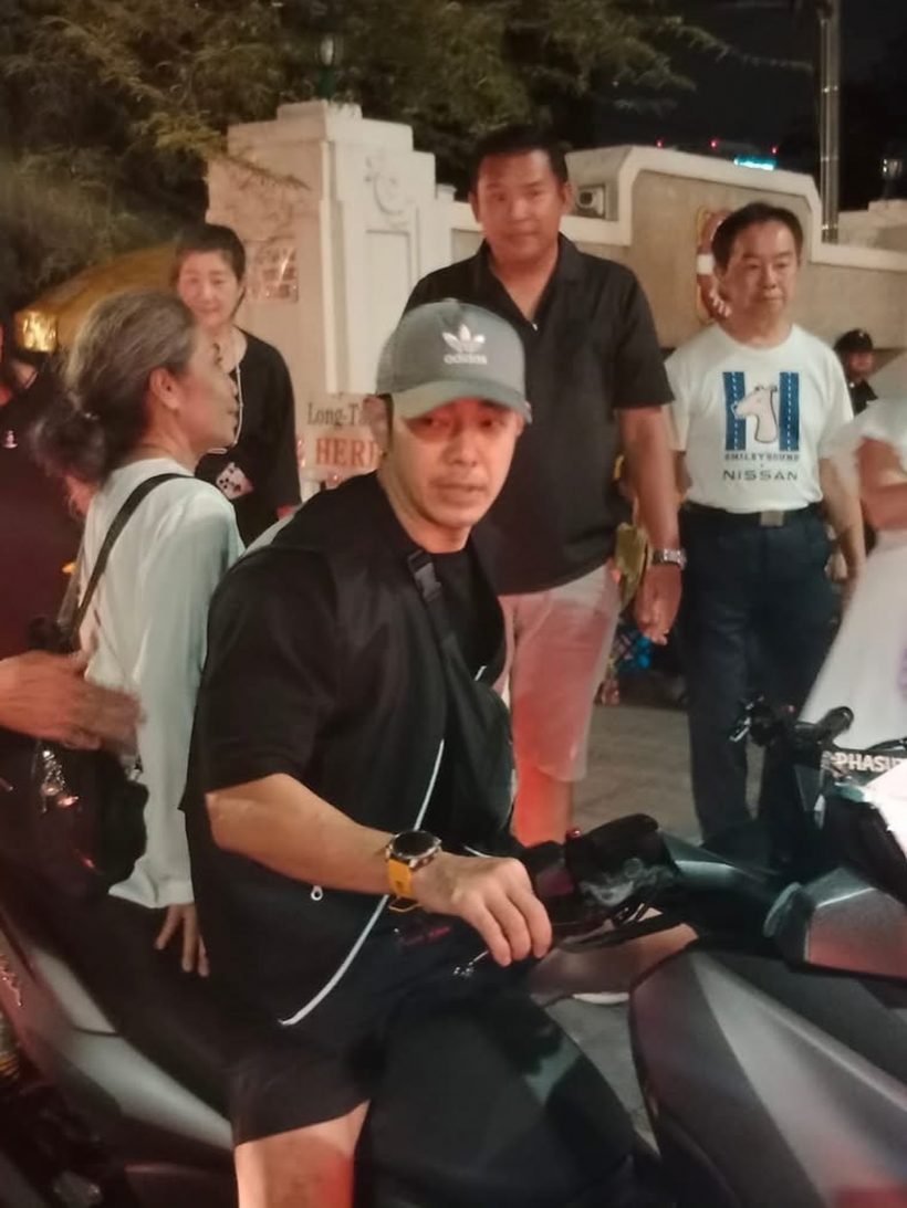 เเห่ชื่นชม พระเอกดัง ลุยทำจิตอาสา ขับรถรับส่งฟรีที่ท้องสนามหลวง