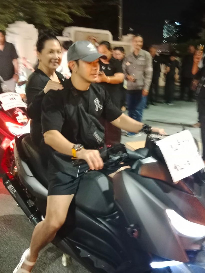 เเห่ชื่นชม พระเอกดัง ลุยทำจิตอาสา ขับรถรับส่งฟรีที่ท้องสนามหลวง