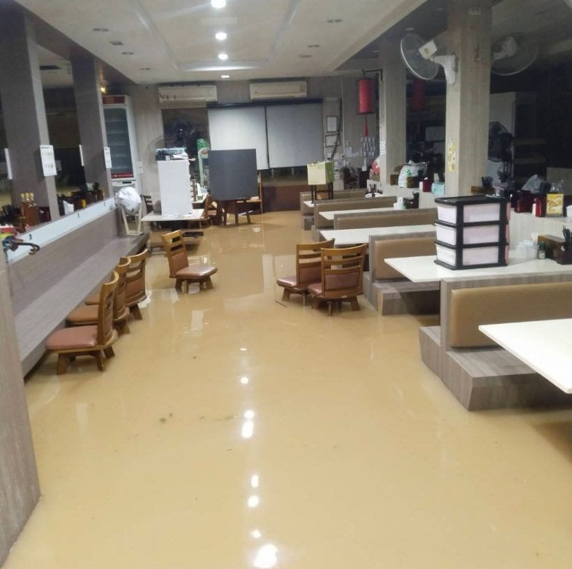 ตื่นมาแทบทรุด! เคน ภูภูมิ เผยภาพน้ำทะลักร้านที่หาดใหญ่