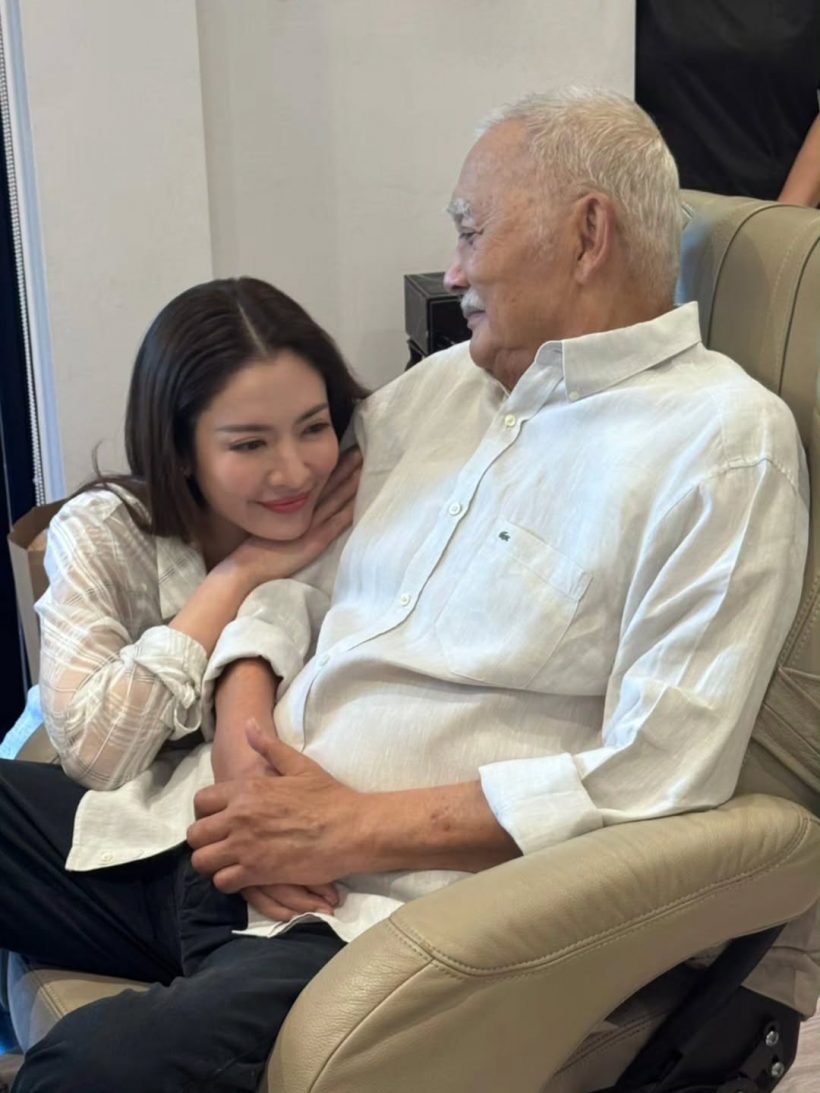 เเอฟ เผยโมเมนต์ประทับใจ พา นนกุล กราบผู้ใหญ่ผู้มีพระคุณ