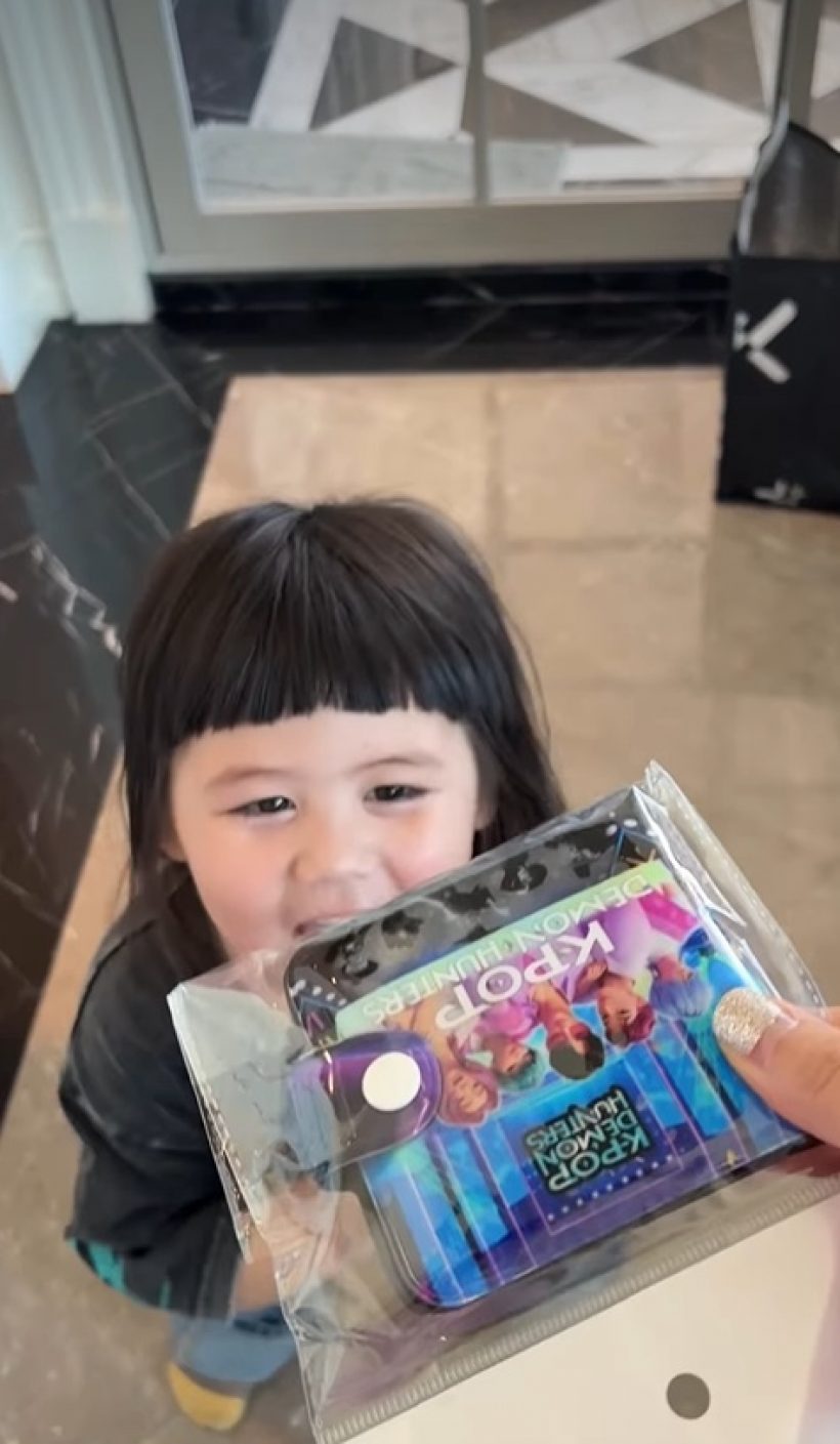 มาดู! กระเป๋าตังค์ น้องเกล ทำพี่ๆอึ้ง ทั้งกระเป๋าทั้งเงิน