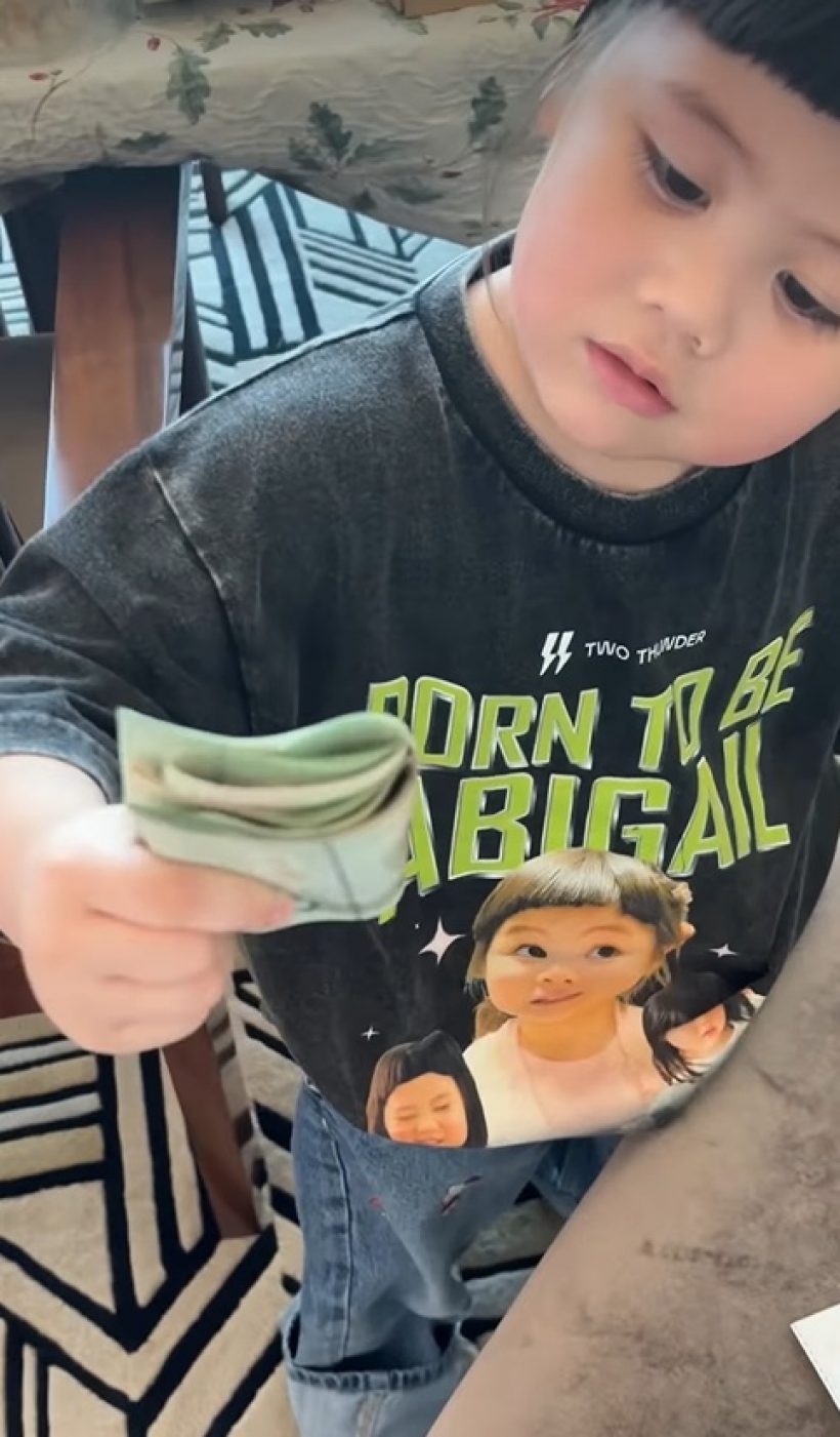 มาดู! กระเป๋าตังค์ น้องเกล ทำพี่ๆอึ้ง ทั้งกระเป๋าทั้งเงิน