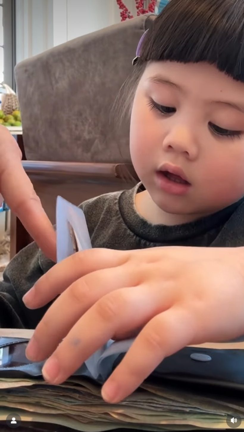 มาดู! กระเป๋าตังค์ น้องเกล ทำพี่ๆอึ้ง ทั้งกระเป๋าทั้งเงิน