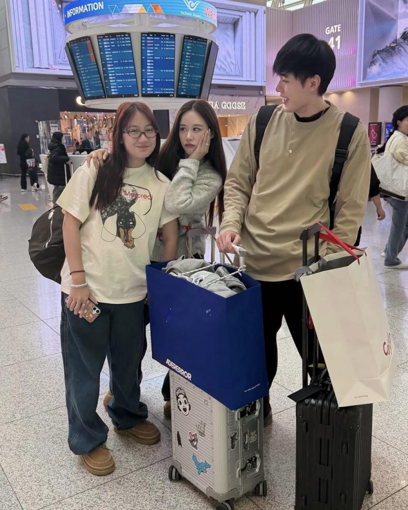 อุ๊ย?! หน่อง ธนา ป๊ะกับ ฟาง กลางสนามบิน ชาวเน็ตแห่ซูม...สายตาคู่นี้มันมีอะไร!