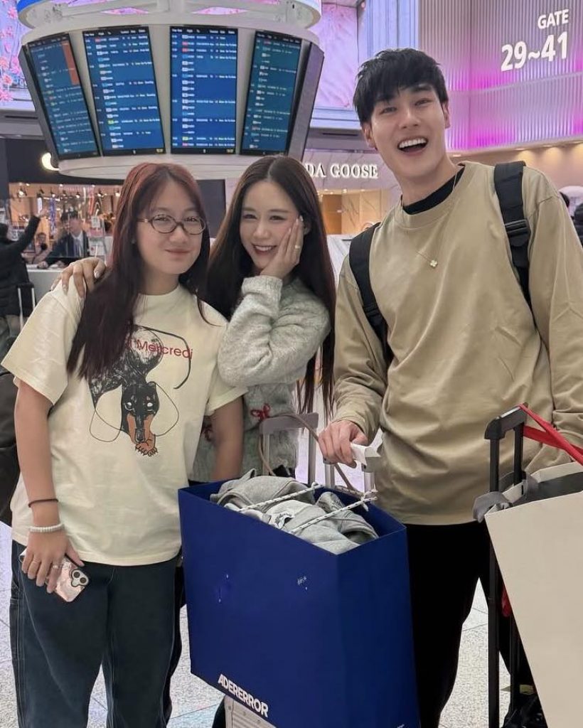 อุ๊ย?! หน่อง ธนา ป๊ะกับ ฟาง กลางสนามบิน ชาวเน็ตแห่ซูม...สายตาคู่นี้มันมีอะไร!