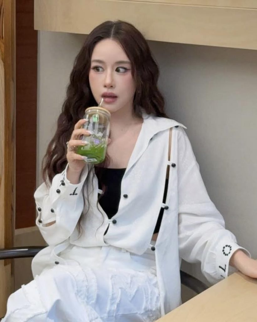 อุ๊ย?! หน่อง ธนา ป๊ะกับ ฟาง กลางสนามบิน ชาวเน็ตแห่ซูม...สายตาคู่นี้มันมีอะไร!