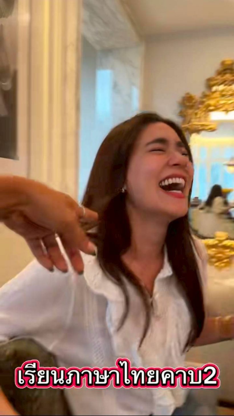 คิมเบอร์ลี่ เรียนภาษาไทย ท่อง ก-ฮ ขำจนน้ำตาไหล