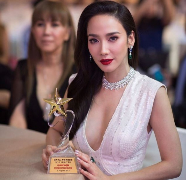 อั้ม พัชราภา ออกงานมารับรางวัล แต่จุดโฟกัสจริงๆอยุ่ที่เครื่องประดับ??