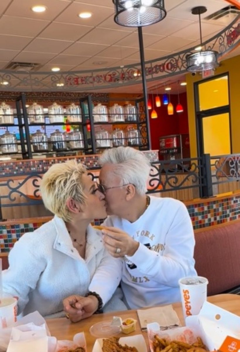 หลายคนตกใจ! นักร้องดัง เปิดตัวภรรยา จดทะเบียนสมรส40ปีแล้ว