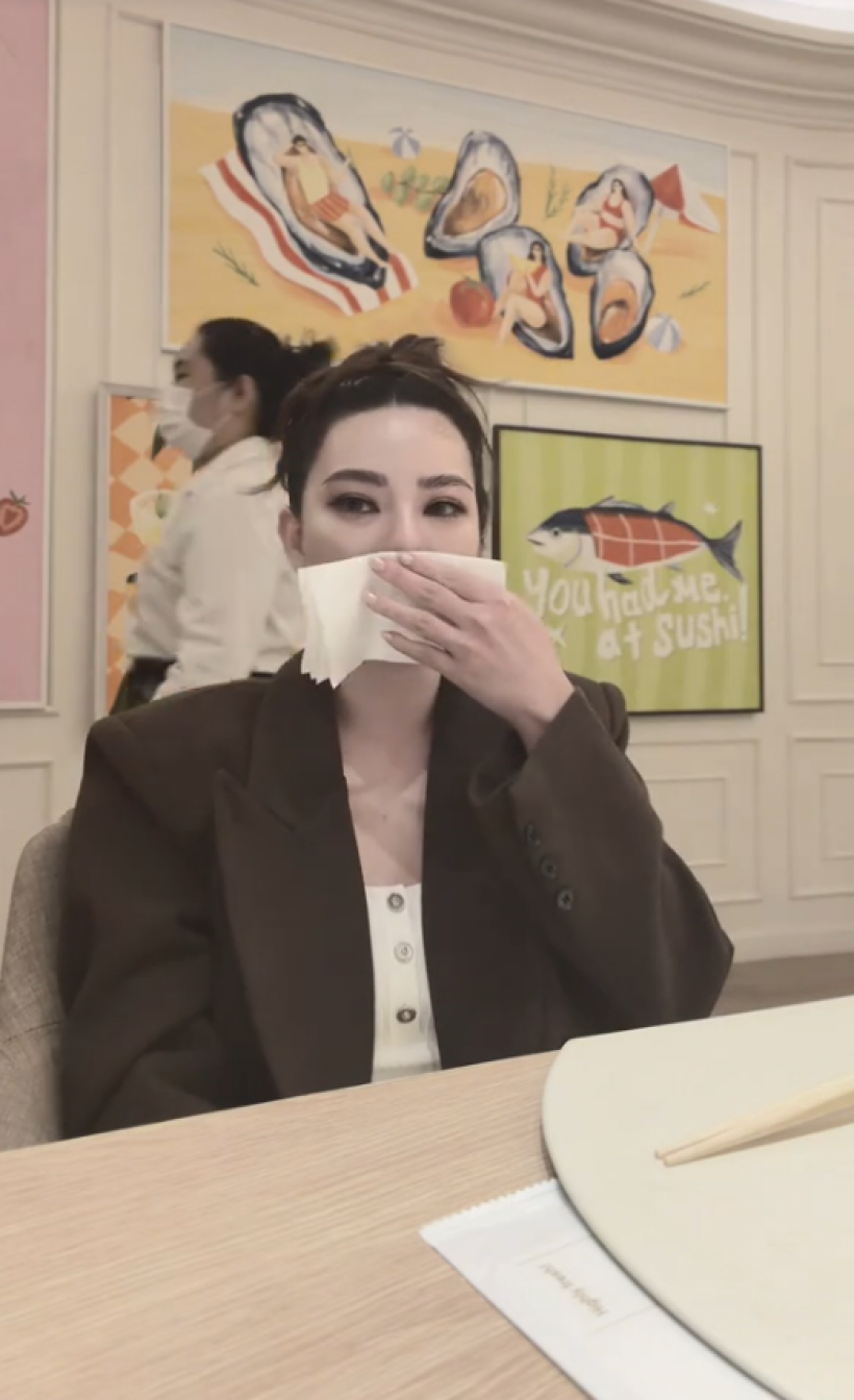 เกิดอะไรขึ้น?จู่ๆ ดิว อริสรา ปล่อยโฮกลางร้านอาหาร