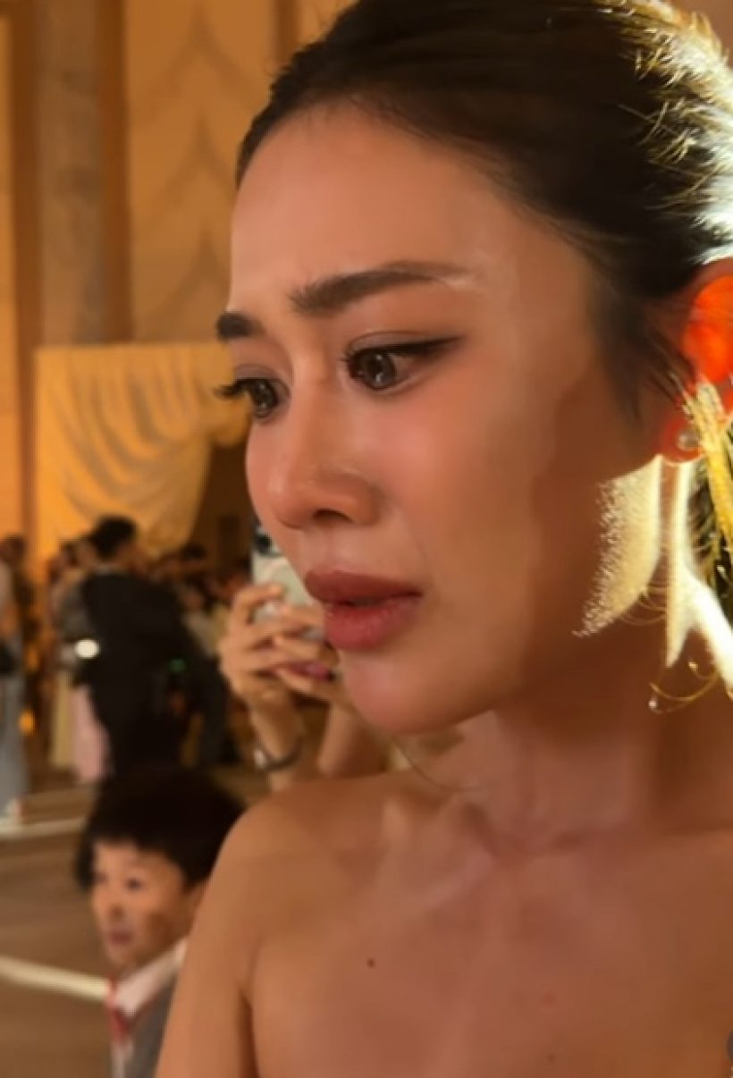 ซีนสะดุดตา! ดาราสาวดัง ยืนร้องไห้กลางงานแต่ง พราว-แทน