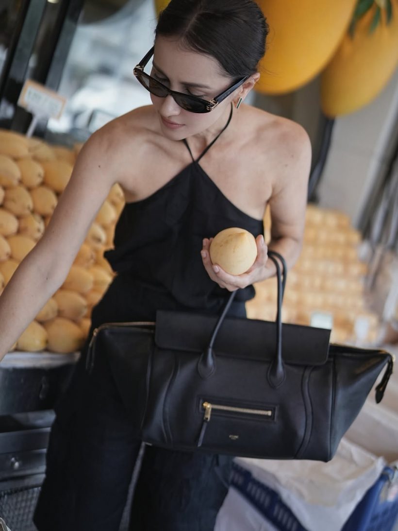 ดาราสาวดัง เดินฝ่าแดดไปซื้อมะม่วง แต่ทำคนมองทั้งถนน