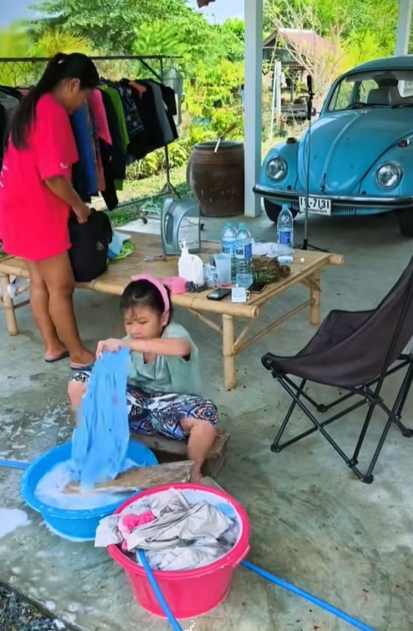 ส่องวิถีชีวิตเรียบง่าย ลูกสาวดาราดัง นั่งซักผ้าเองด้วยมือ