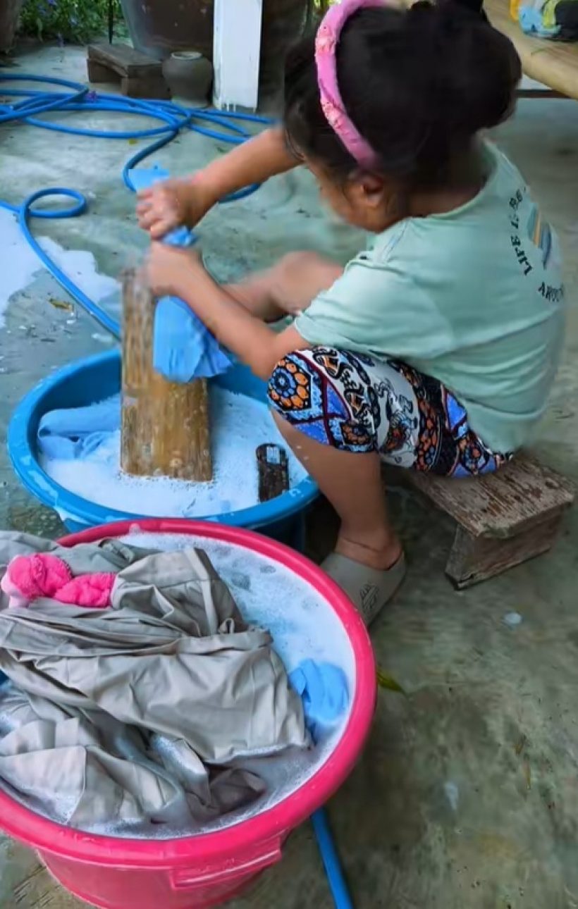 ส่องวิถีชีวิตเรียบง่าย ลูกสาวดาราดัง นั่งซักผ้าเองด้วยมือ