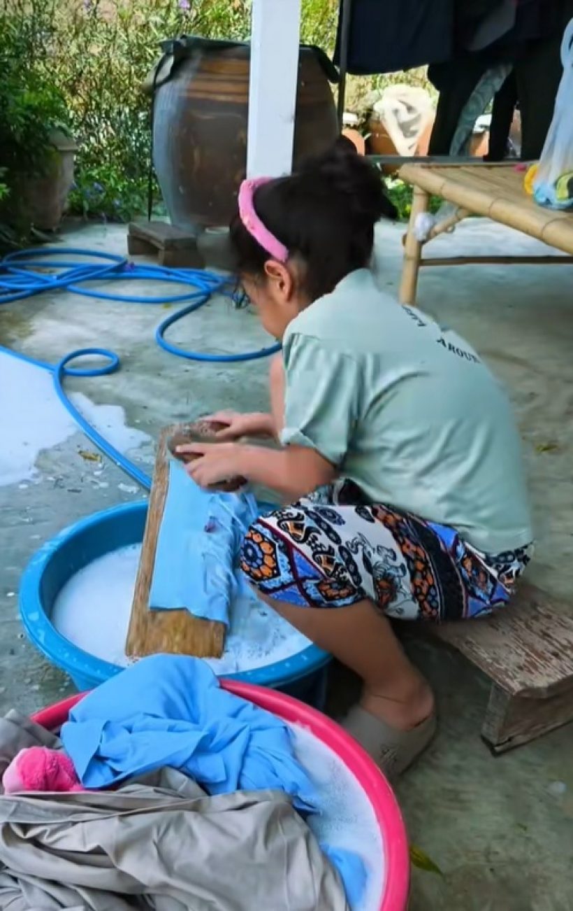 ส่องวิถีชีวิตเรียบง่าย ลูกสาวดาราดัง นั่งซักผ้าเองด้วยมือ