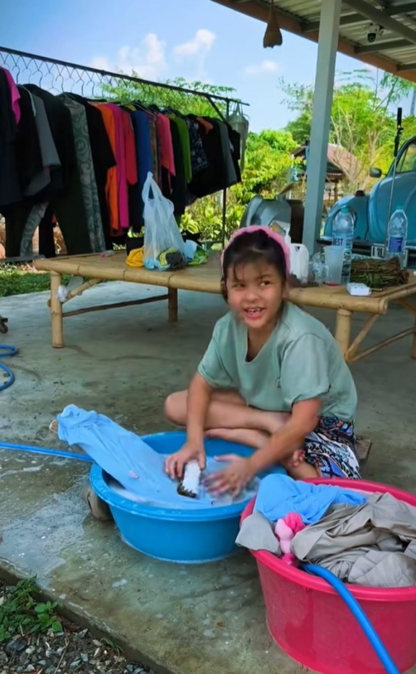 ส่องวิถีชีวิตเรียบง่าย ลูกสาวดาราดัง นั่งซักผ้าเองด้วยมือ