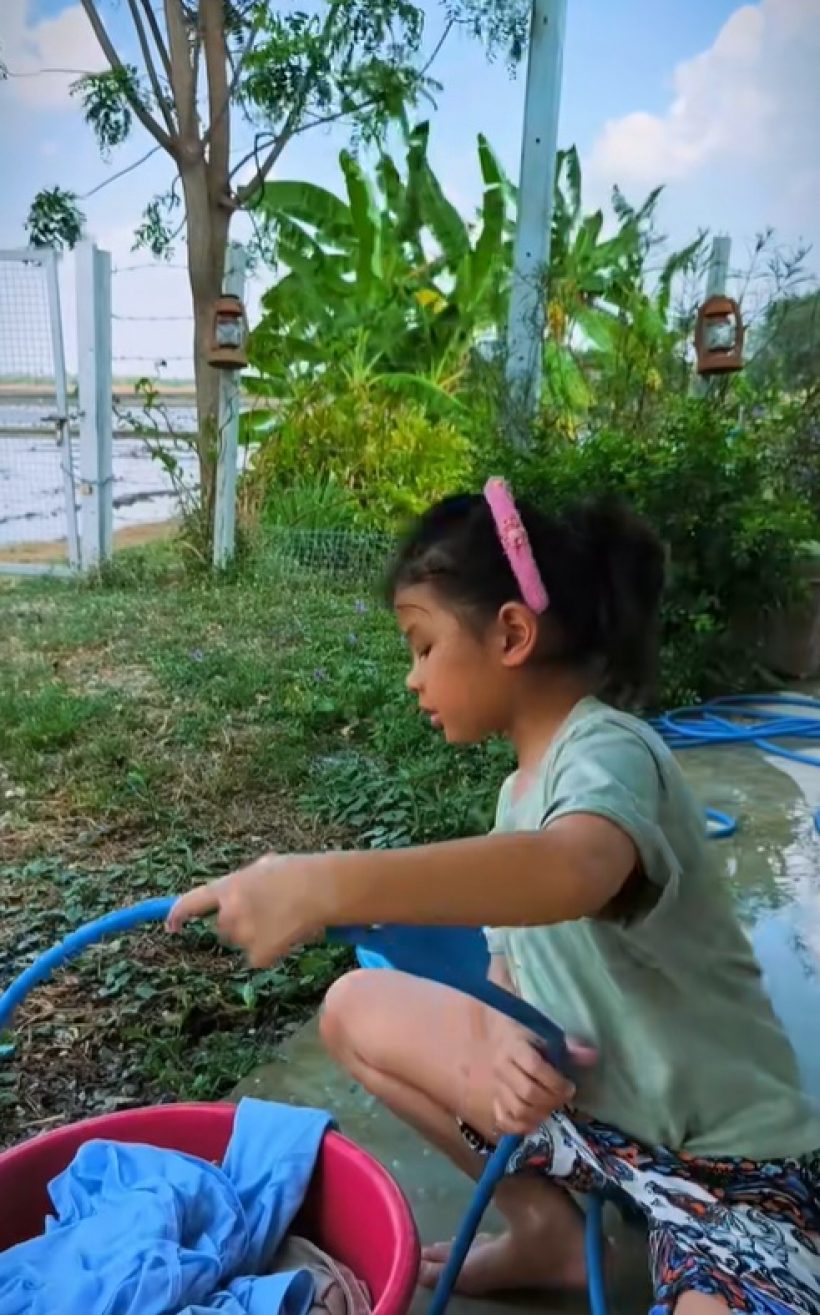 ส่องวิถีชีวิตเรียบง่าย ลูกสาวดาราดัง นั่งซักผ้าเองด้วยมือ
