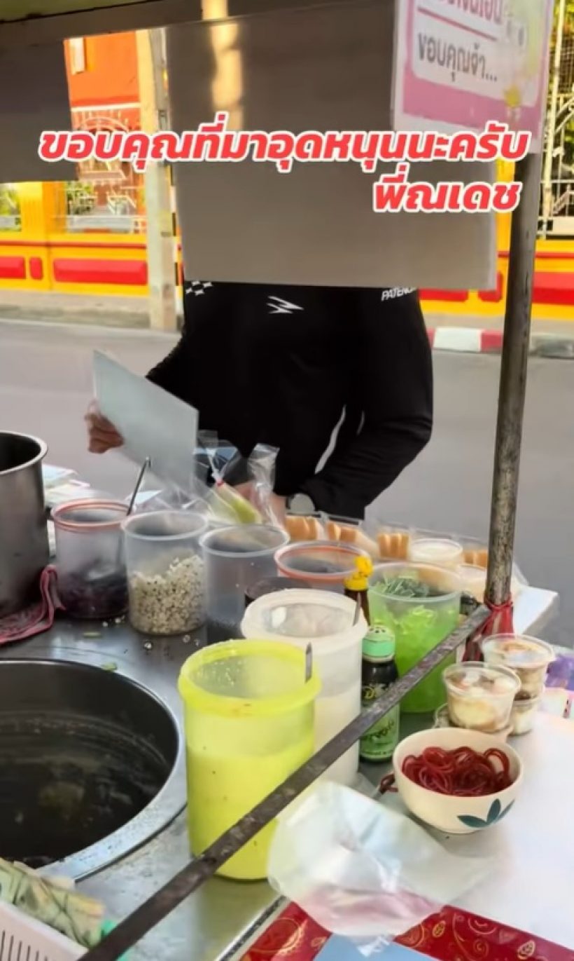 ขยี้ตารัวๆ พระเอกดัง นั่งกินข้าวริมทาง ทำตัวเรียบง่ายไม่ถือตัว