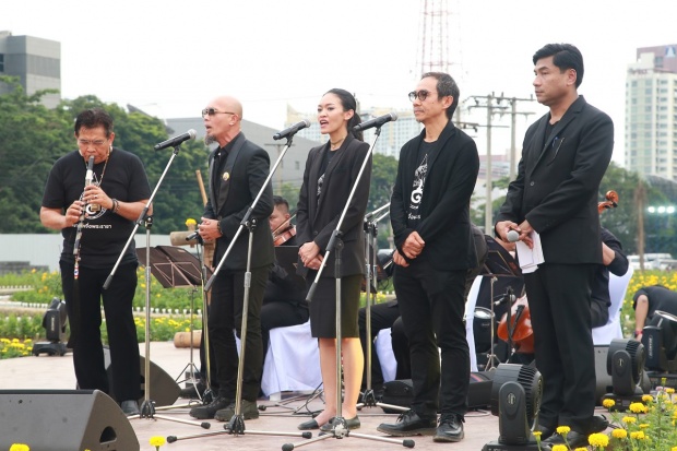 หยาดเหงื่อพระราชา ศิลปินดารา ร่วมปลุกดอกดาวเรืองบานสะพรั่งทั่วแผ่นดิน 