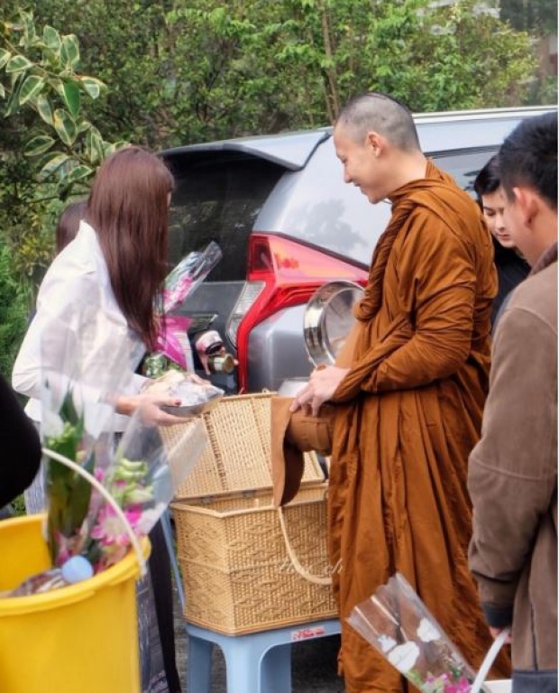 “คิมเบอร์ลี่” เคลียร์งาน!! เดินทางทำบุญ-ใส่บาตร “พระหมาก” แฟนคลับสุดปลื้ม ร่วมอนุโมทนาบุญ