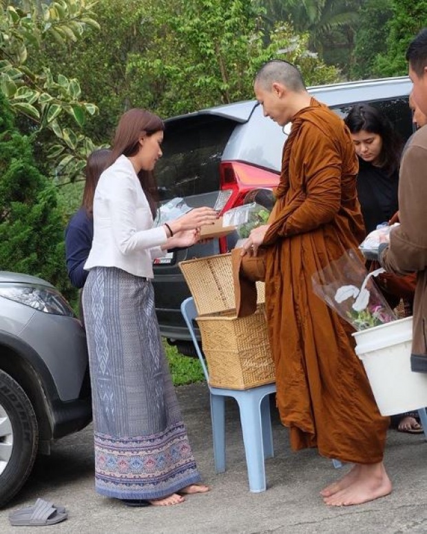 “คิมเบอร์ลี่” เคลียร์งาน!! เดินทางทำบุญ-ใส่บาตร “พระหมาก” แฟนคลับสุดปลื้ม ร่วมอนุโมทนาบุญ