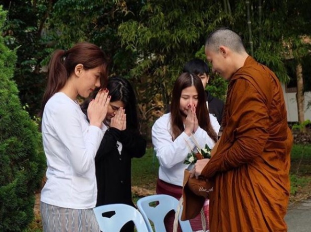 “คิมเบอร์ลี่” เคลียร์งาน!! เดินทางทำบุญ-ใส่บาตร “พระหมาก” แฟนคลับสุดปลื้ม ร่วมอนุโมทนาบุญ