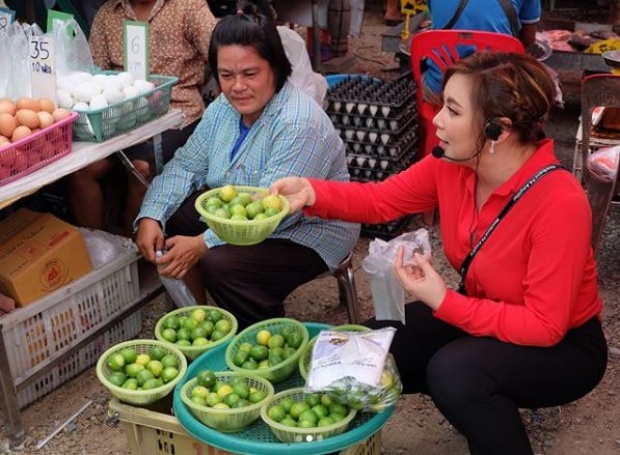 “บุ๋ม ปนัดดา” สวมวิญญาณกลายเป็นแม่ค้าขายมะนาว โชว์ลีลาขายขั้นเทพสุดๆ