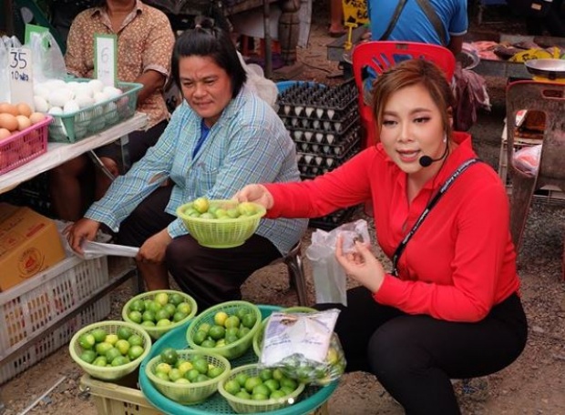 “บุ๋ม ปนัดดา” สวมวิญญาณกลายเป็นแม่ค้าขายมะนาว โชว์ลีลาขายขั้นเทพสุดๆ