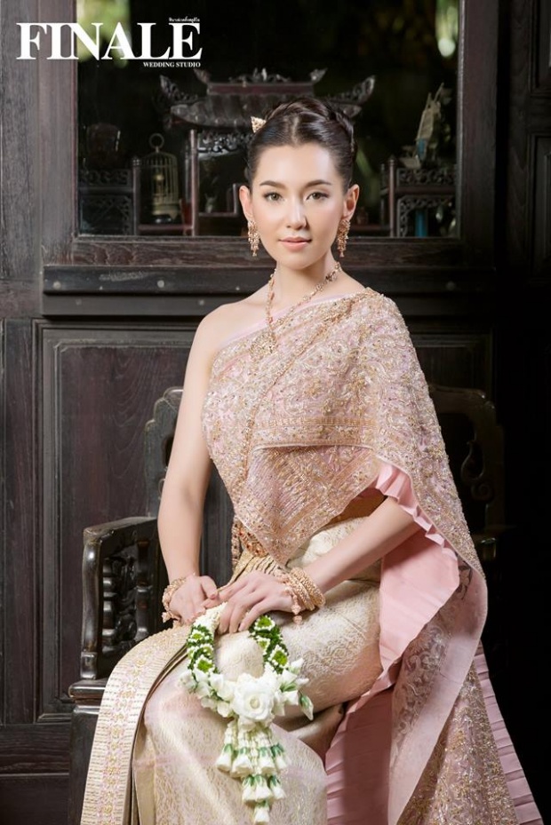 ตะลึงในความงาม!! “เบลล่า” ถ่ายแบบแมกกาซีนดัง กับชุดไทยประยุกต์!