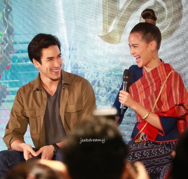 “ณเดชน์” เผยเหตุ? ทำไมเวลาสอนภาษาอีสานให้ “ญาญ่า” ถึงโดนปิดหูใส่ทุกครั้ง!! (มีคลิป)