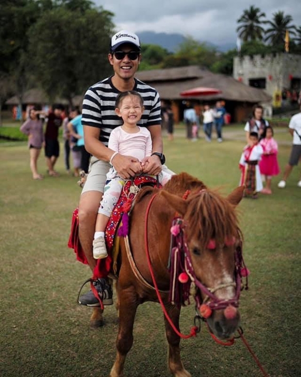 อบอุ่นสุด!  “น้องริชา” ถึงกับแสดงอาการแบบนี้...เมื่อไปรับ  “พ่อภูริ” ที่สนามบินหลังไม่เจอนาน 10 วัน