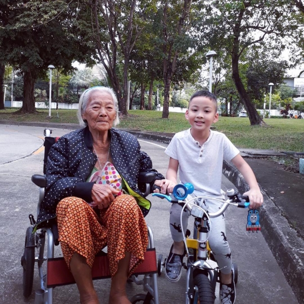 สุดเศร้า! “ตั๊ก บงกช” โพสต์อาลัยคุณยาย 90 ปี ชาวเน็ตร่วมแสดงความเสียใจ