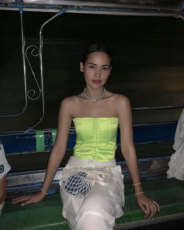 เห็นแล้วแสบตา ญาญ่า อุรัสยา ใส่เสื้อแบบนี้ขึ้นสองแถว แฟนแห่แซว มืดแค่ไหนก็เห็น!