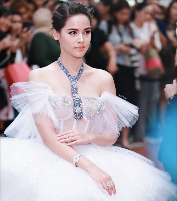 ออร่าเตะตา! ญาญ่า เจมส์ มาร์ เดินเเบบ โชว์นาฬิา - เครื่องเพชร มูลค่ากว่า 500 ล้านบาท