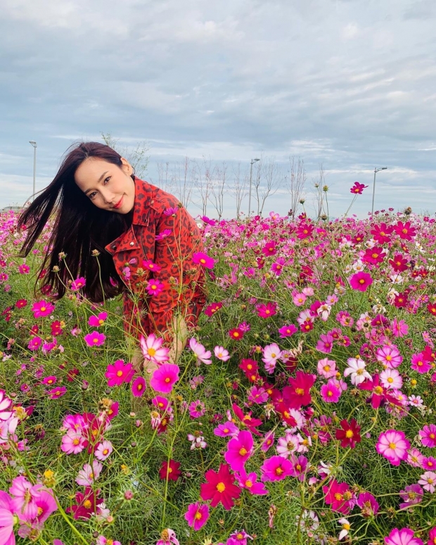 อั้ม พัชราภา พาพ่อแม่ไปเกาหลี เที่ยวทุ่งดอกไม้สามสี แชะภาพครอบครัวรัวๆ!