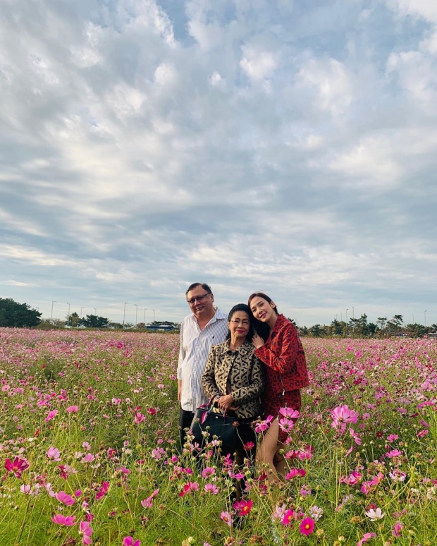 อั้ม พัชราภา พาพ่อแม่ไปเกาหลี เที่ยวทุ่งดอกไม้สามสี แชะภาพครอบครัวรัวๆ!