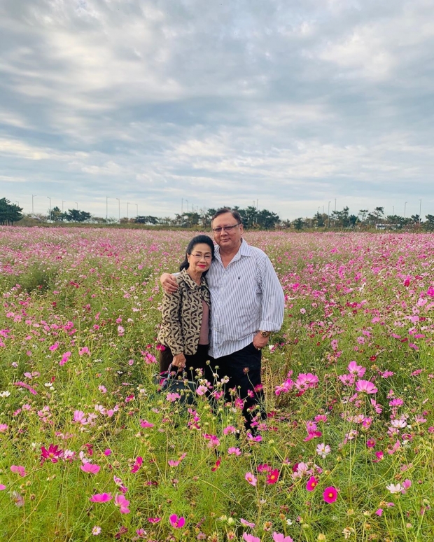 อั้ม พัชราภา พาพ่อแม่ไปเกาหลี เที่ยวทุ่งดอกไม้สามสี แชะภาพครอบครัวรัวๆ!