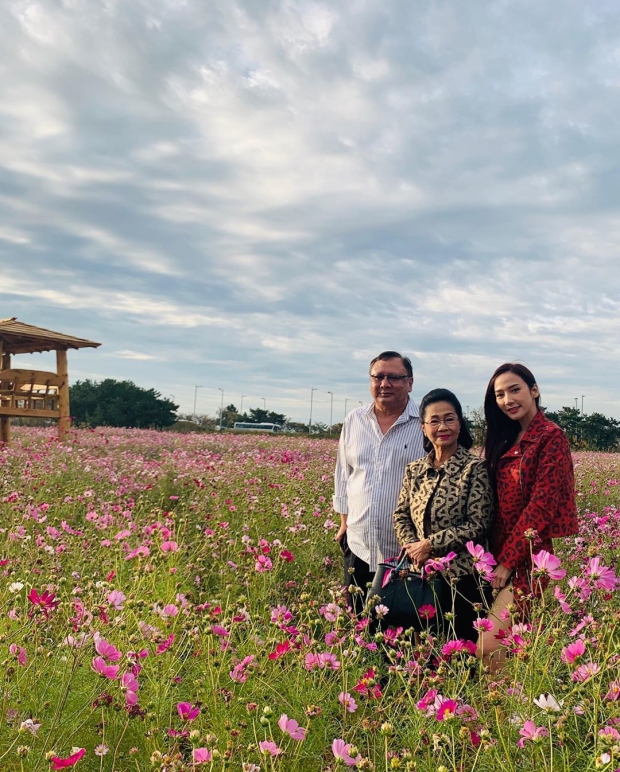 อั้ม พัชราภา พาพ่อแม่ไปเกาหลี เที่ยวทุ่งดอกไม้สามสี แชะภาพครอบครัวรัวๆ!