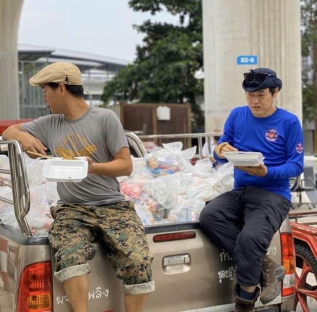 ทำดีต่อเนื่อง ฝันดี-ฝันเด่น เดินแจกถุงยังชีพ เผยทีมงานคุณภาพ มาด้วยใจ