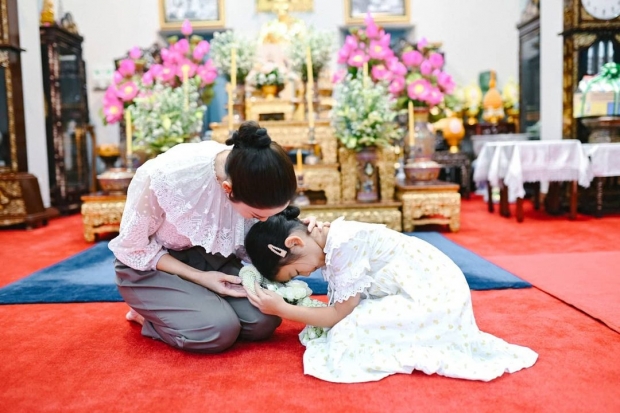 ชมความน่ารักของ ‘น้องปีใหม่’ ในพิธีเลี้ยงพระวันเกิด