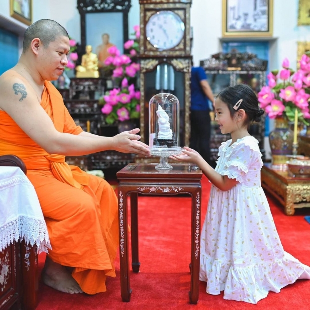 ชมความน่ารักของ ‘น้องปีใหม่’ ในพิธีเลี้ยงพระวันเกิด