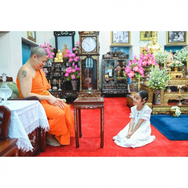 ชมความน่ารักของ ‘น้องปีใหม่’ ในพิธีเลี้ยงพระวันเกิด