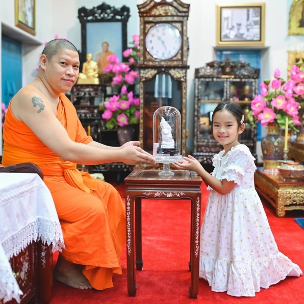 ชมความน่ารักของ ‘น้องปีใหม่’ ในพิธีเลี้ยงพระวันเกิด