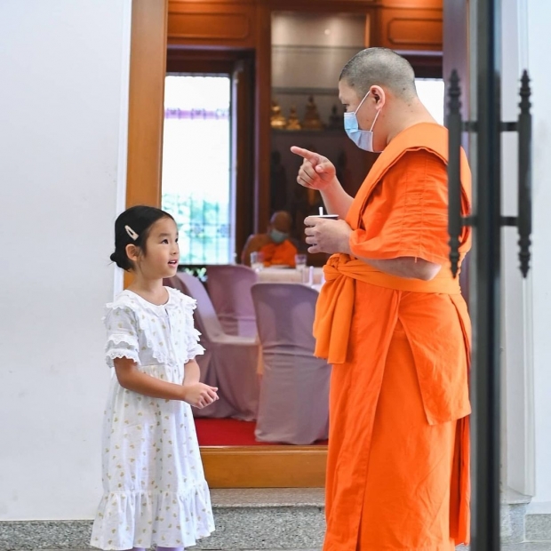 ชมความน่ารักของ ‘น้องปีใหม่’ ในพิธีเลี้ยงพระวันเกิด