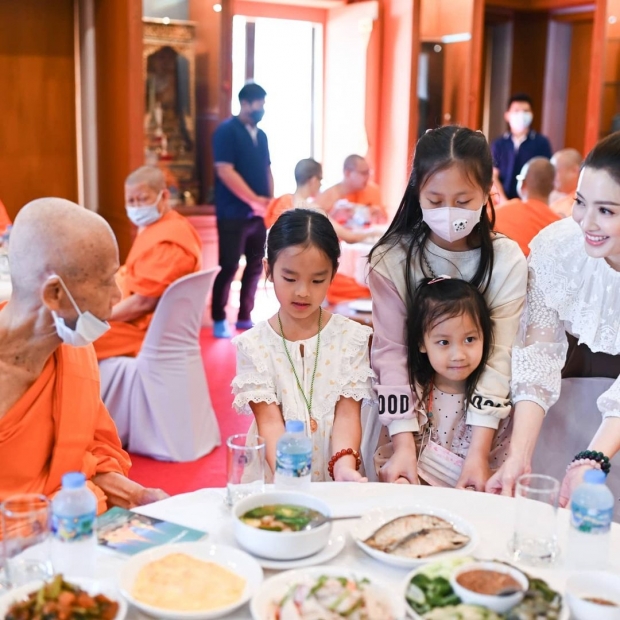 ชมความน่ารักของ ‘น้องปีใหม่’ ในพิธีเลี้ยงพระวันเกิด