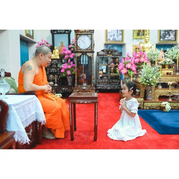 ชมความน่ารักของ ‘น้องปีใหม่’ ในพิธีเลี้ยงพระวันเกิด