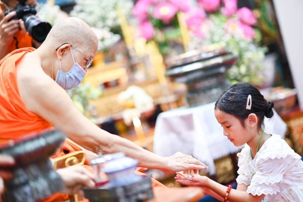 ชมความน่ารักของ ‘น้องปีใหม่’ ในพิธีเลี้ยงพระวันเกิด