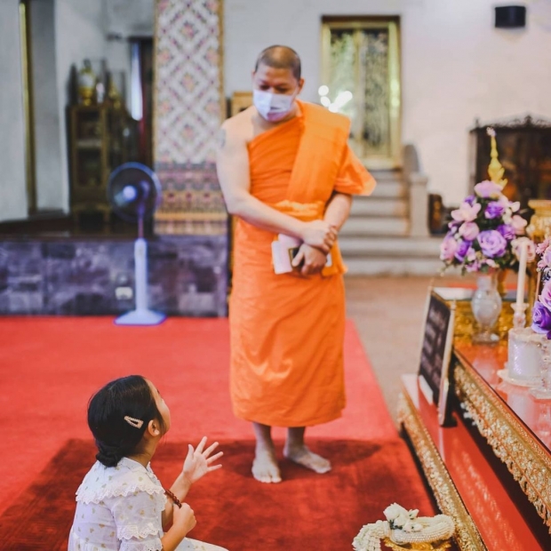 ชมความน่ารักของ ‘น้องปีใหม่’ ในพิธีเลี้ยงพระวันเกิด