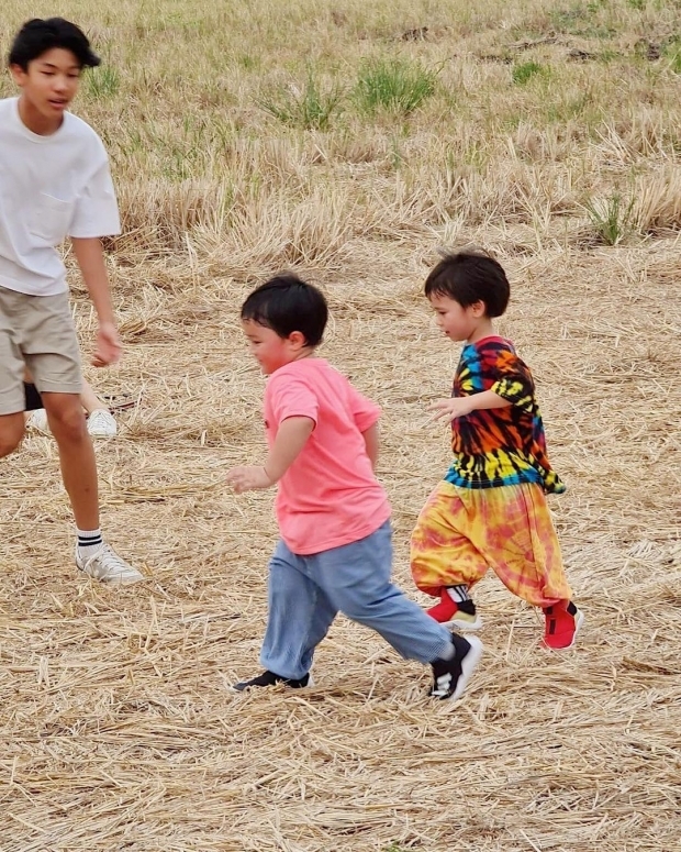 เผยโมเมนต์หาดูยาก ปะป๊าน็อต หยอกล้อ สายฟ้า-พายุ อบอุ่นน่ารักมาก