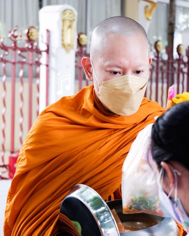 ยิ้มตามไม่หุบ ภาพน่าประทับใจ “หลวงพี่แพท” ขณะบิณฑบาต